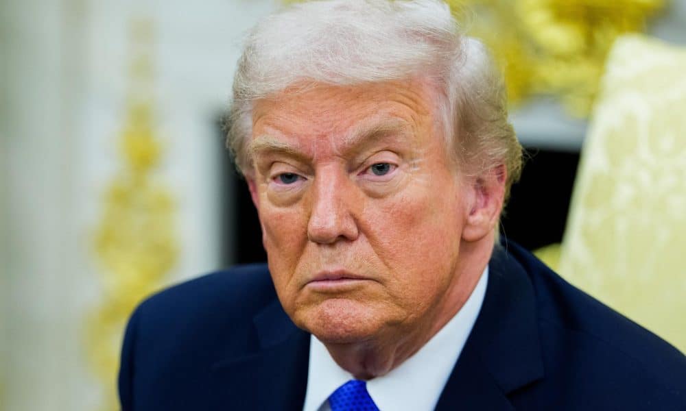 Trump reduce admisiones de refugiados a mínimos históricos y prioriza sudafricanos blancos