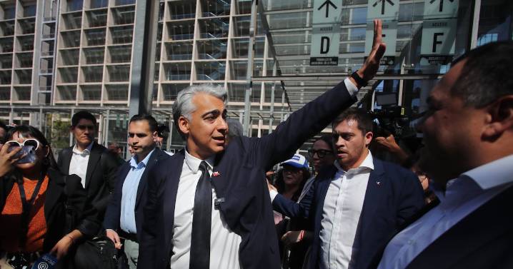Marco Enríquez-Ominami celebra tras ser absuelto en caso SQM y sus abogados apuntan a fiscales: “Hicieron un mal trabajo”