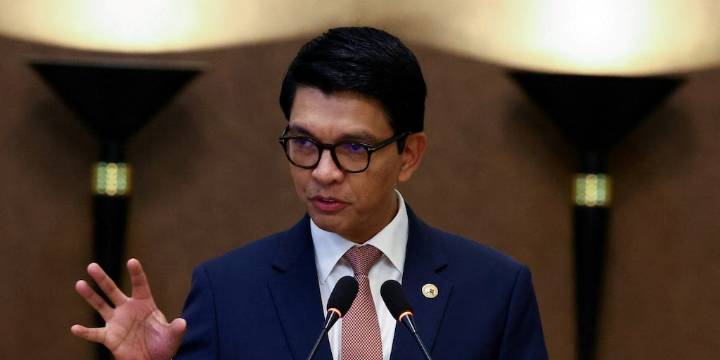 Crisis en Madagascar: el presidente huyó a un “lugar seguro” tras denunciar un atentado en su contra