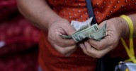 Americans think economy's getting worse, CBS News poll shows