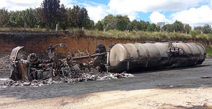 Explosión y caos vial: chocan dos pipas en Tlahuapan, Puebla