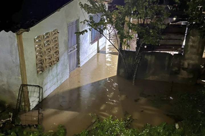 Intensas lluvias provocan desbordamiento de ríos y colapso vial en Sucre