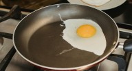 Solo necesitas unas gotas: la poderosa razón para echar vinagre en la sartén al freír huevos