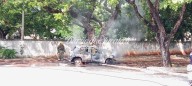 Auto se incendia frente a una secundaria en Pensiones