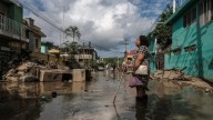 Vecinos y migrantes rescatan a 150 de Xaltipa con 'puentes'