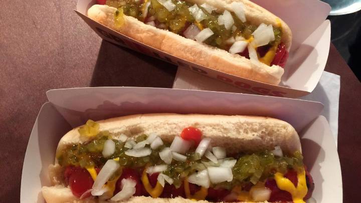 Una clienta pide un perrito caliente en un restaurante de Nueva York y encuentra una cuchilla dentro: “Podría haber muerto”