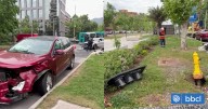 Colisión entre dos autos en Vitacura deja peatón atropellado y daños en la vía pública