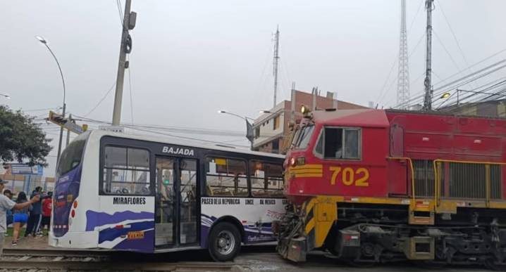 Choque entre tren y bus de la línea 10A deja al menos diez heridos en El Agustino