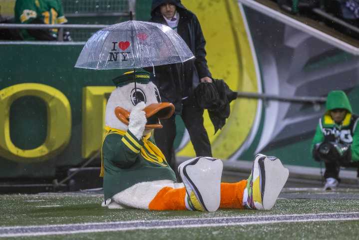 Oregon beats Wisconsin 21-7 in sloppy matchup