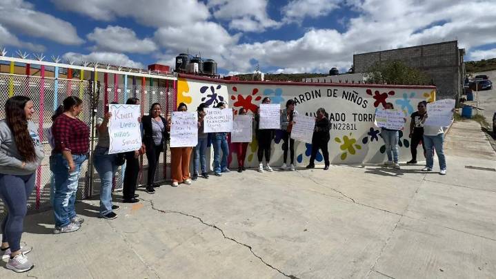 Kínder Pedro Alvarado en El Quijote lleva tres días de protesta por falta de intendente