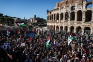 Profanación de la estatua de Juan Pablo II y vandalismo antisemita en las protestas a favor de Palestina y contra Meloni en Roma