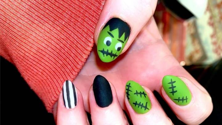 Uñas fáciles de hacer con diseño de monstruos para Halloween 2025