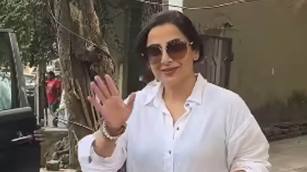 Ahead Of Diwali Celebrations, Vidya Balan Spotted Buying Flowers From Roadside Stall