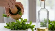 Mezclar hojas de menta y vinagre: por qué recomiendan hacerlo y para qué sirve