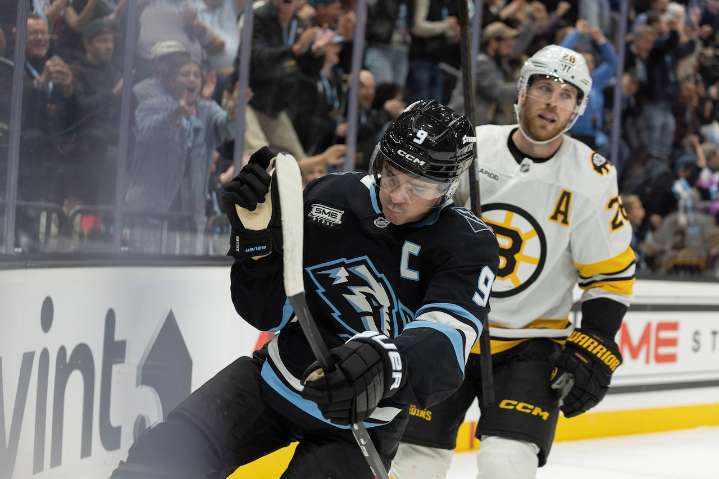Bruins lose fourth straight despite David Pastrnak’s two goals