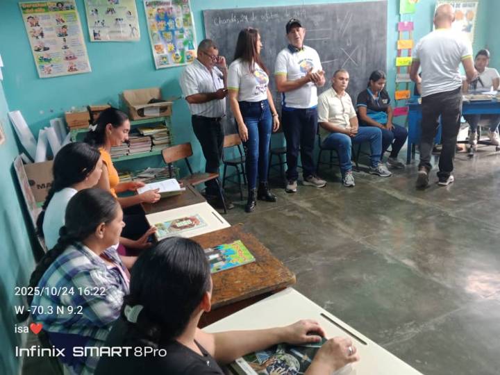 Asociación de adultos mayores donó libros a escuela de Boconó