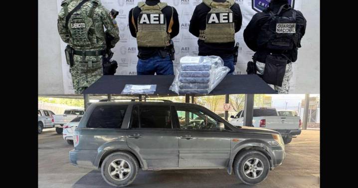 Abandonan vehículo con 5.5 kilos de cocaína en estacionamiento de centro comercial en Valle del Sol