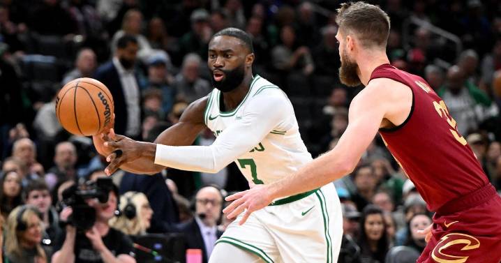 Jaylen Brown scores 30 as Celtics snap Cavaliers' win streak