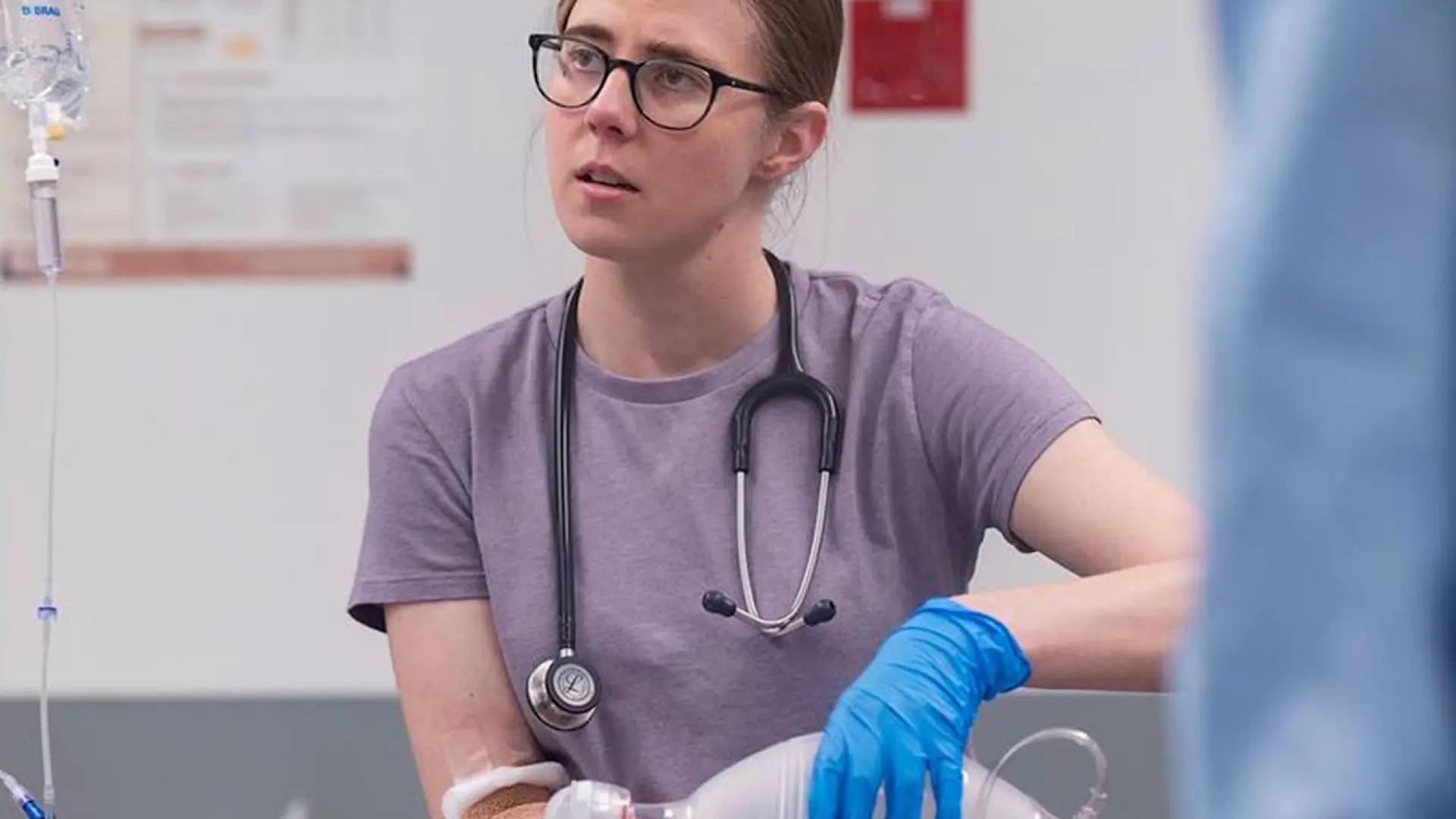 La actriz que interpreta a tu médico favorito en 'The Pitt' es hija de una leyenda de la televisión