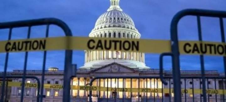 «SHUTDOWN». EEUU ENTRA EN CIERRE DEL GOBIERNO POR PUJA ENTRE TRUMP Y LOS DEMÓCRATAS EN EL SENADO