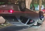 Conductor pierde el control y vuelca su Jetta en Avenida de los Artistas