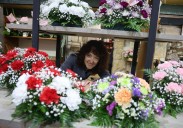 Las flores artificiales desbancan a las naturales en los cementerios de Gijón