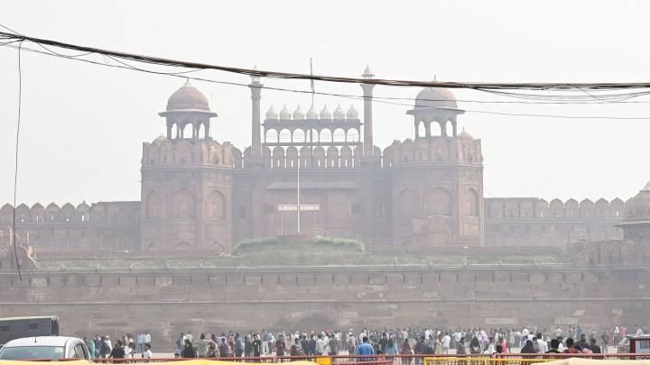 Delhi AQI at 320: Toxic air drives up breathing problems, pregnancy