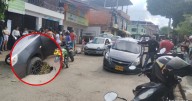 Un carro quedó atrapado en un hueco en el barrio El Salado