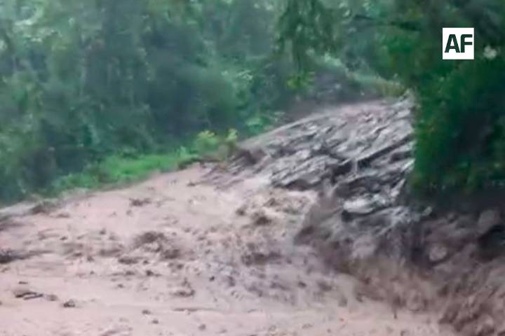 Derrumbe en carretera Comala–San Antonio mantiene cierre de ambos carriles; autoridades piden extremar precauciones