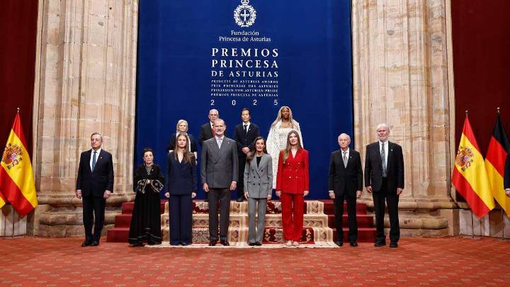La Princesa Leonor impone las insignias  de los Premios Princesa de Asturias 2025
