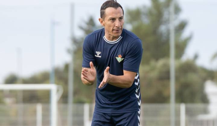 Andrés Guardado inicia su preparación como director técnico en el Betis