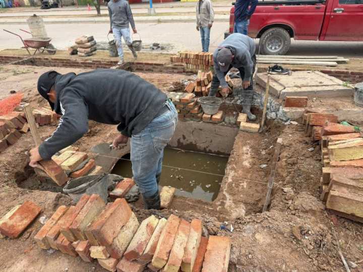 En Castelli, avanzan las obras de limpieza y acondicionamiento de canales por avenida Güemes