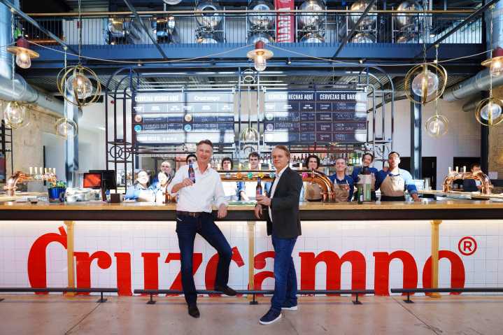 El éxito de la cerveza Cruzcampo en Reino Unido: un millón de hectolitros vendidos en menos de dos años