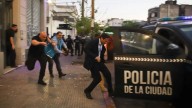El presidente de San Lorenzo se escapó en patrullero tras serios incidentes en la sede del club