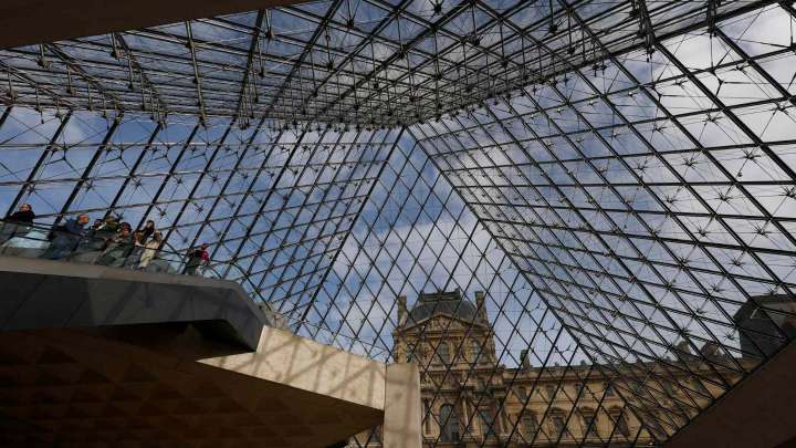 Cámaras de Louvre No Detectaron a Tiempo a Ladrones; “Hemos Sido Derrotados”: Jefa de Museo