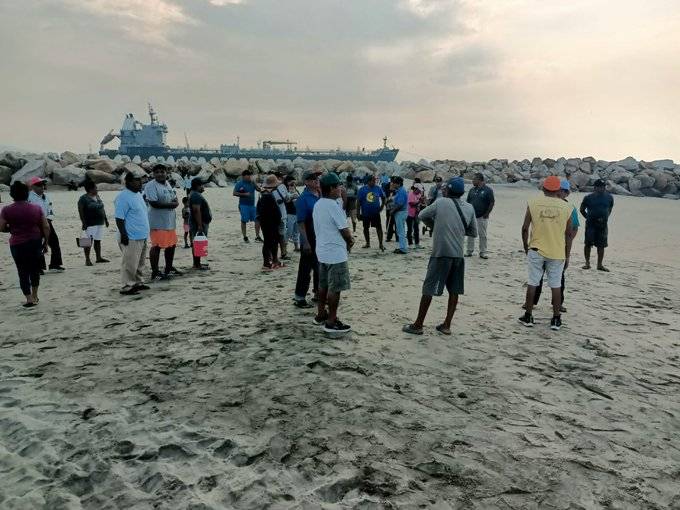 Derrame de hidrocarburos en Salinas del Marqués afecta pesca y ecosistema; pescadores denuncian negligencia de Pemex