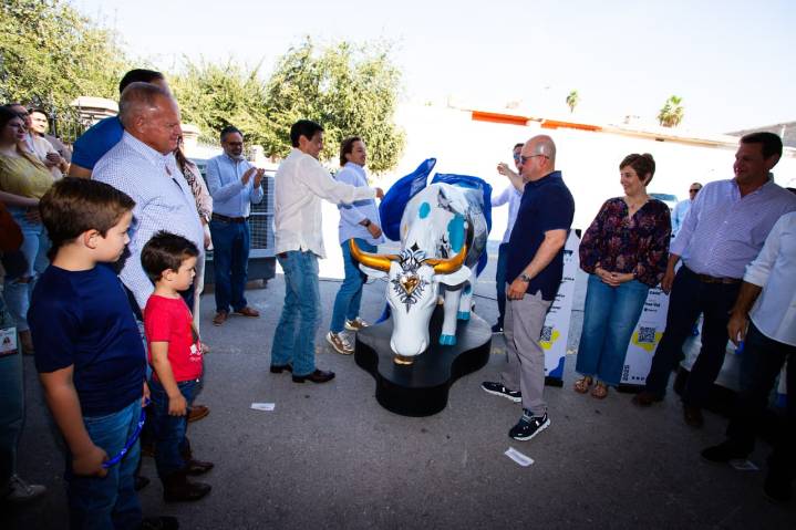Colores, historia y comunidad, así arranca el CowParade en La Laguna