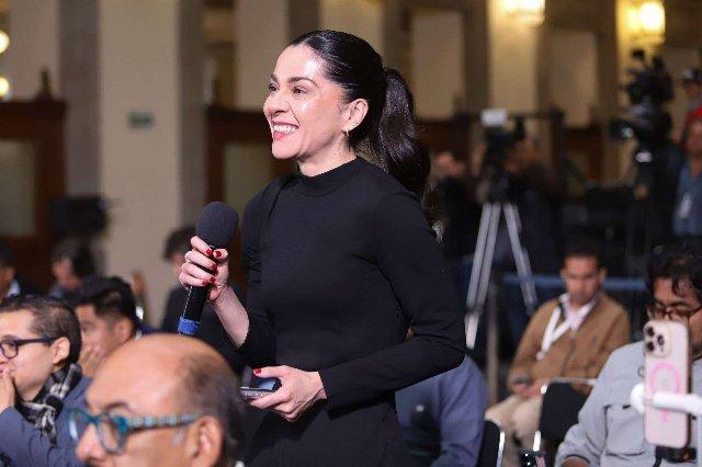 Ana Elizabeth García Vilchis debuta como periodista en La Mañanera de Sheinbaum