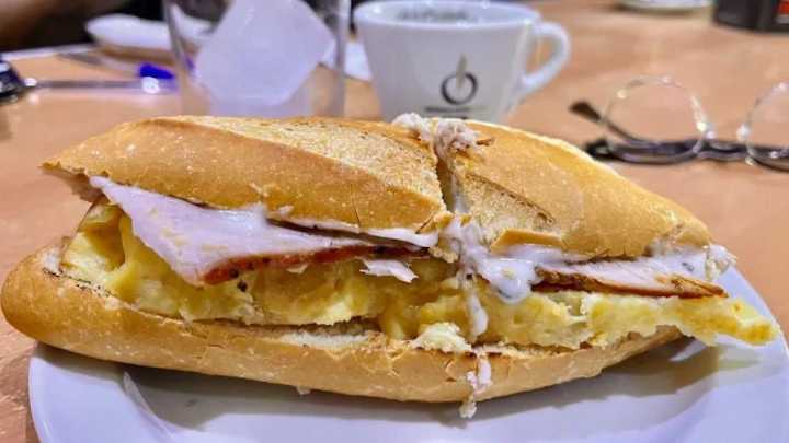 Este es el bar de Málaga que sirve "el mejor pitufo" de toda la ciudad: enorme y a 2,30 euros