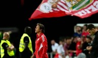 Matías Almeyda baja la euforia en el Sevilla tras golear al Barcelona