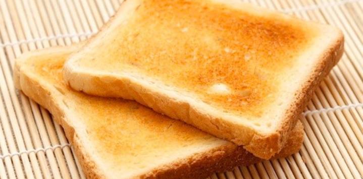 Cómo hacer pan tostado perfecto en la 'air fryer': pueden quedar mejor que con el tostador