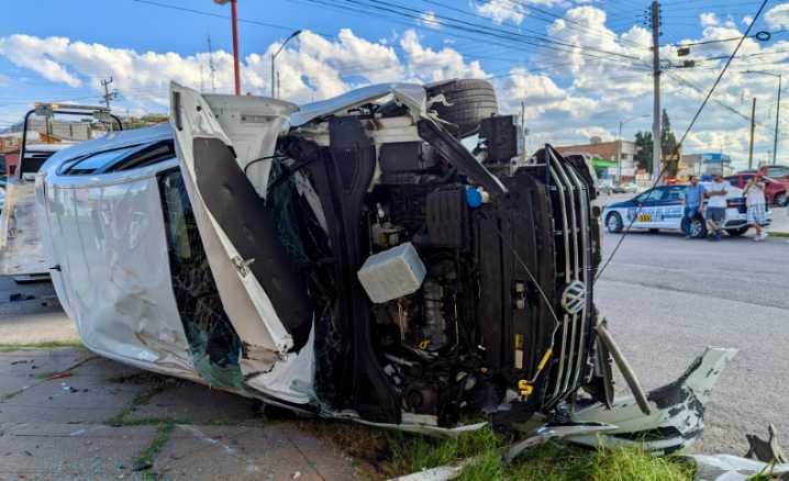 Fuerte choque y volcadura deja daños materiales en la 20 de Noviembre