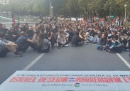 Cientos de personas cortan la entrada a San Sebastián con una sentada en favor de Palestina