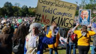 Millones de personas llenan las calles de más de 2.500 ciudades de EEUU para protestar contra "el rey" Trump