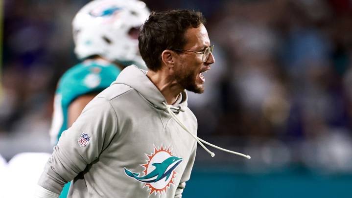 Dolphins Coach Mike McDaniel Melts Down on Sideline Amid Boos From Fans