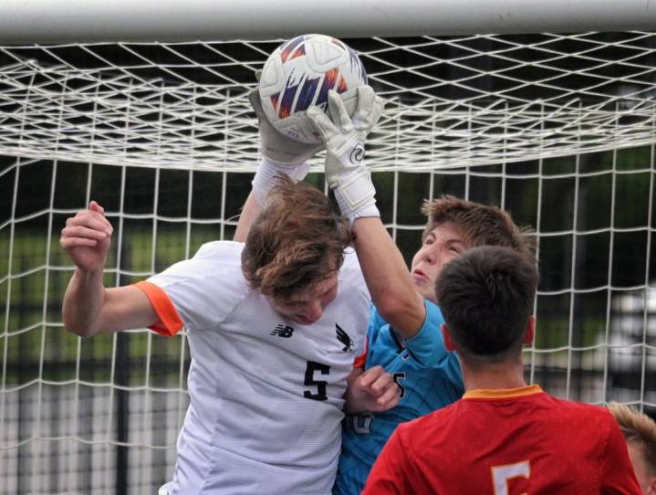 Two quick goals lifts Calvert Hall soccer past McDonogh