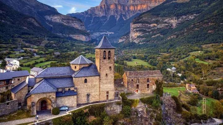 "Una joya medieval que sorprende": el pueblo de Aragón que puede presumir de las vistas más impresionantes del otoño