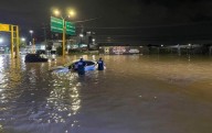 Muere arrastrado por la corriente al querer cruzar calle inundada