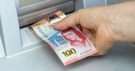 ¿Puede el SAT congelar tus cuentas bancarias? Spoiler: sí puede