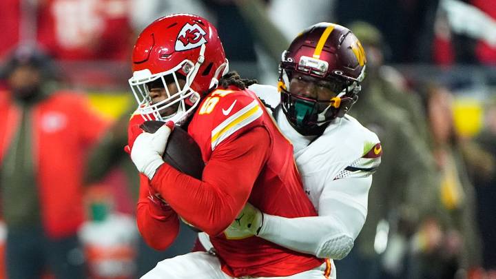 Commanders' first drive ends in an interception, embarrassing Peyton Manning